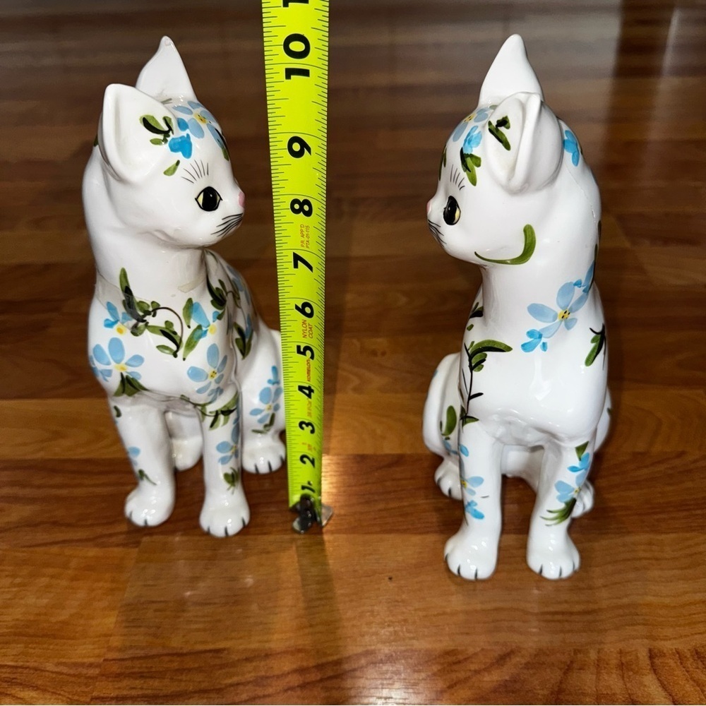 VINTAGE LEFTON'S FIGURINES WHITE KITTENS CATS WITH VINING BLUE FLORALS PLZ READ - Picture 10 of 15